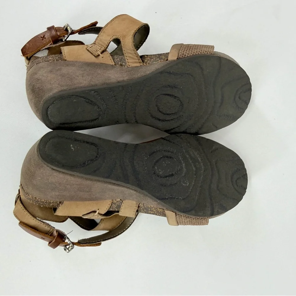 OTBT Women’s size 7.5 Taupe Freedom Wedge Strappy Sandal